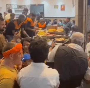 वाराणसी दौरे पर अभिनेता आशीष विद्यार्थी, काशी विश्वनाथ धाम में किए दर्शन, शहर की संस्कृति से हुए प्रभावित