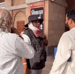 वाराणसी दौरे पर अभिनेता आशीष विद्यार्थी, काशी विश्वनाथ धाम में किए दर्शन, शहर की संस्कृति से हुए प्रभावित