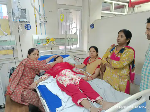 बीएचयू में संविदा कर्मियों का धरना 12वें दिन भी जारी, महिला कर्मचारी की तबीयत बिगड़ी