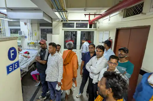 बीएचयू में संविदा कर्मियों का धरना 12वें दिन भी जारी, महिला कर्मचारी की तबीयत बिगड़ी