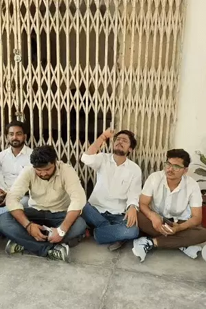 लखनऊ विश्वविद्यालय में छात्रों का हंगामा, सुविधाओं और फीस बढ़ोतरी को लेकर विरोध तेज