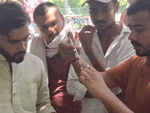 यूपी कॉलेज में छात्र की हत्या मामले को लेकर छात्रों का बढ़ा आक्रोश, मुख्यमंत्री को खून से लिखा पत्र