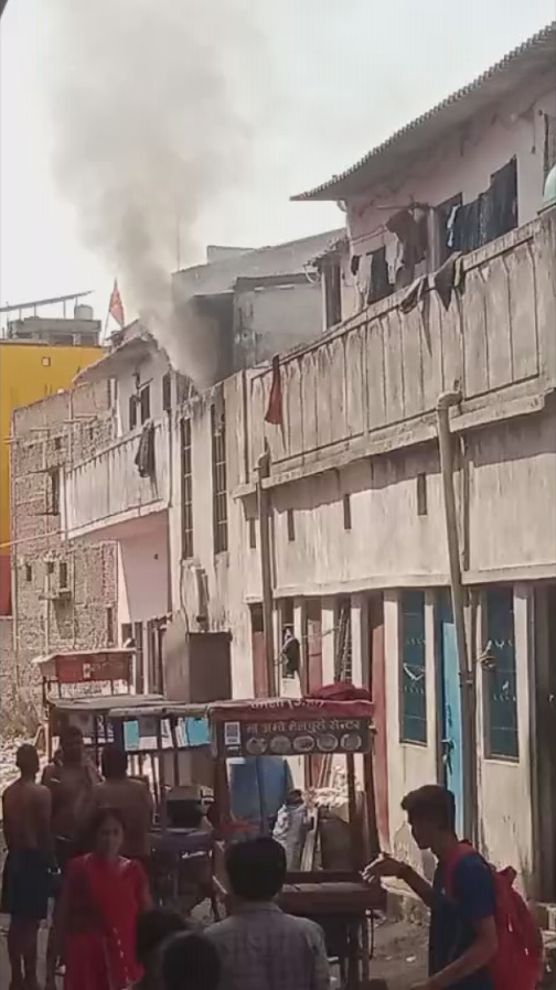 वाराणसी में गैस सिलेंडर धमाका, मकान का ऊपरी हिस्सा क्षतिग्रस्त, एक व्यक्ति झुलसा