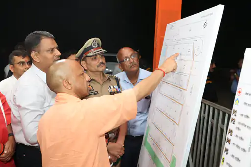 Varanasi में पीएम Narendra Modi के दौरे की तैयारियां तेज, सीएम Yogi Adityanath ने किया देर रात निरीक्षण