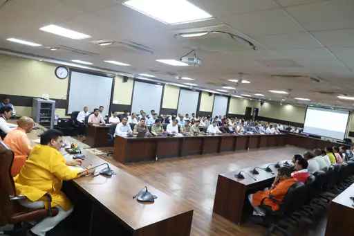 Varanasi में पीएम Narendra Modi के दौरे की तैयारियां तेज, सीएम Yogi Adityanath ने किया देर रात निरीक्षण