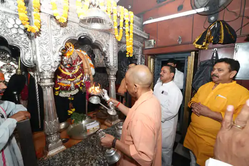 वाराणसी दौरे पर सीएम योगी: मंदिर दर्शन के बाद बच्चियों से की मुलाकात, पढ़ाई के लिए किया प्रेरित