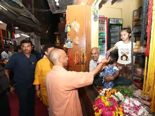 वाराणसी दौरे पर सीएम योगी: मंदिर दर्शन के बाद बच्चियों से की मुलाकात, पढ़ाई के लिए किया प्रेरित