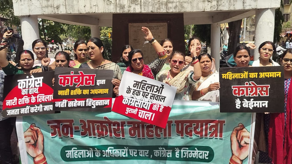 वाराणसी में महिला आरक्षण पर सियासी संग्राम: BJP महिला मोर्चा की पदयात्रा, Rahul Gandhi-Akhilesh Yadav के खिलाफ नारेबाजी