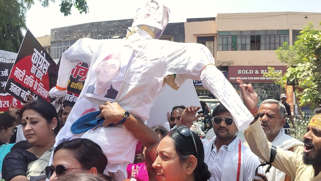 वाराणसी में महिला आरक्षण पर सियासी संग्राम: BJP महिला मोर्चा की पदयात्रा, Rahul Gandhi-Akhilesh Yadav के खिलाफ नारेबाजी