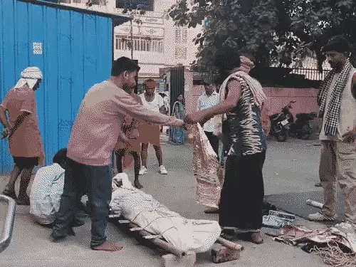 वाराणसी में विदेशी नागरिक का हिंदू रीति से अंतिम संस्कार, मणिकर्णिका घाट पर भावुक विदाई; पत्नी ने कनाडा से देखा अंतिम सफर