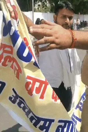 लखनऊ में 69,000 शिक्षक भर्ती अभ्यर्थियों का जोरदार प्रदर्शन, पुलिस से हुई झड़प