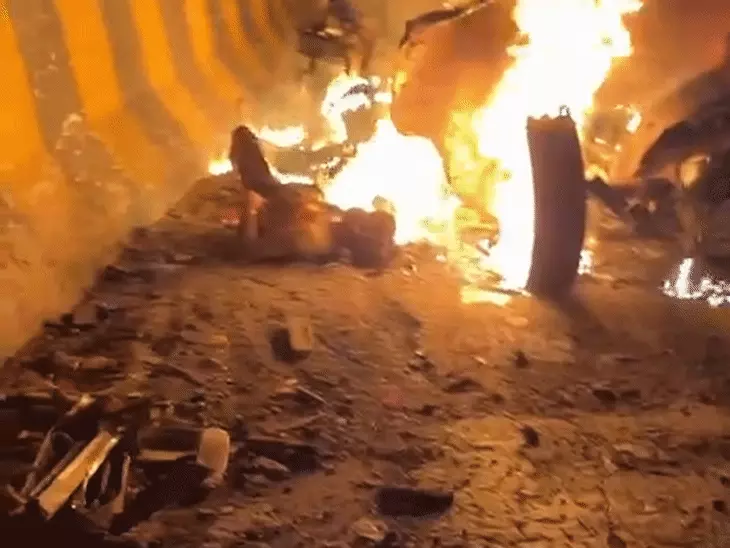 मिर्जापुर में मौत का तांडव: ट्रक की टक्कर के बाद धधकी बोलेरो, 12 की मौत; 9 लोग जिंदा जले