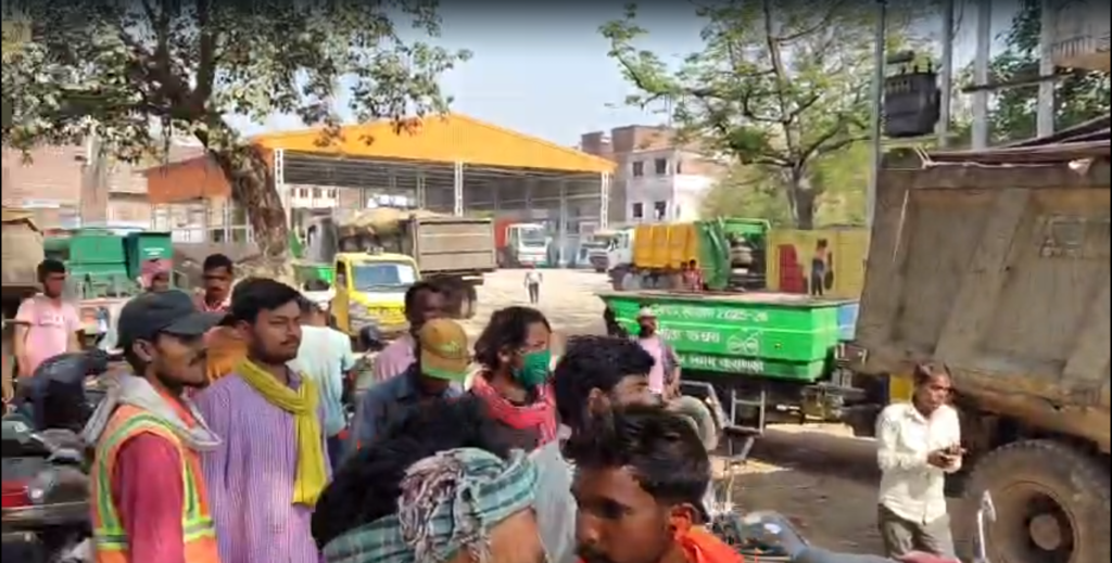 वाराणसी में वेतन विवाद पर 500 सफाई कर्मियों की हड़ताल, शहर की सफाई व्यवस्था ठप