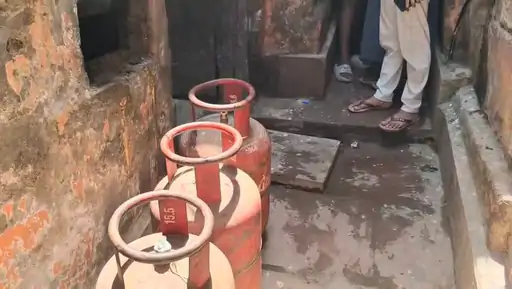 वाराणसी: दशाश्वमेध क्षेत्र के अहिल्याबाई घाट के पास तीन मंजिला मकान में आग, बड़ा हादसा टला