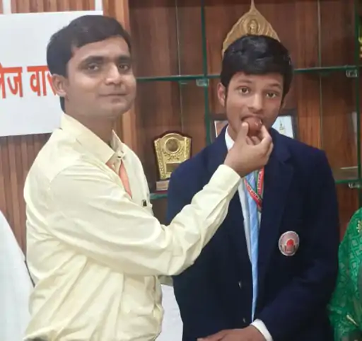 UP बोर्ड परिणाम: वाराणसी के सूर्यदीप प्रजापति बने जिला टॉपर, कॉलेज में खुशी का माहौल