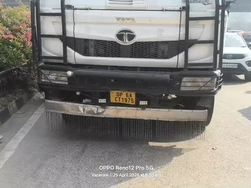 नो-एंट्री में घुसा गिट्टी लदा डंपर: बैक करते समय खलासी की कुचलकर मौत, ग्रामीणों का आरोप - वसूली के दबाव में हुआ हादसा