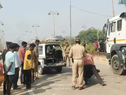 नो-एंट्री में घुसा गिट्टी लदा डंपर: बैक करते समय खलासी की कुचलकर मौत, ग्रामीणों का आरोप - वसूली के दबाव में हुआ हादसा