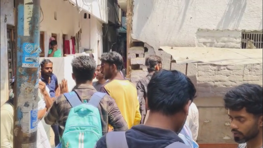 वाराणसी में बिना सूचना बदले जा रहे स्मार्ट मीटर, लोगों में बढ़ा आक्रोश