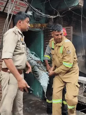 कानपुर में भीषण आग: 3 दुकानें जलीं, एक ही परिवार के 6 लोग चपेट में