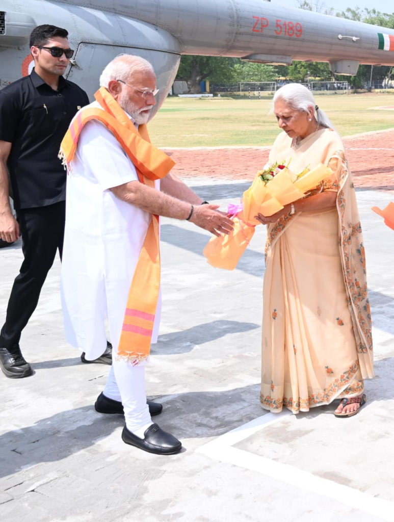 काशी पहुंचे पीएम मोदी, राज्यपाल-सीएम ने किया स्वागत; बरेका गेस्ट हाउस में पदाधिकारियों संग बैठक