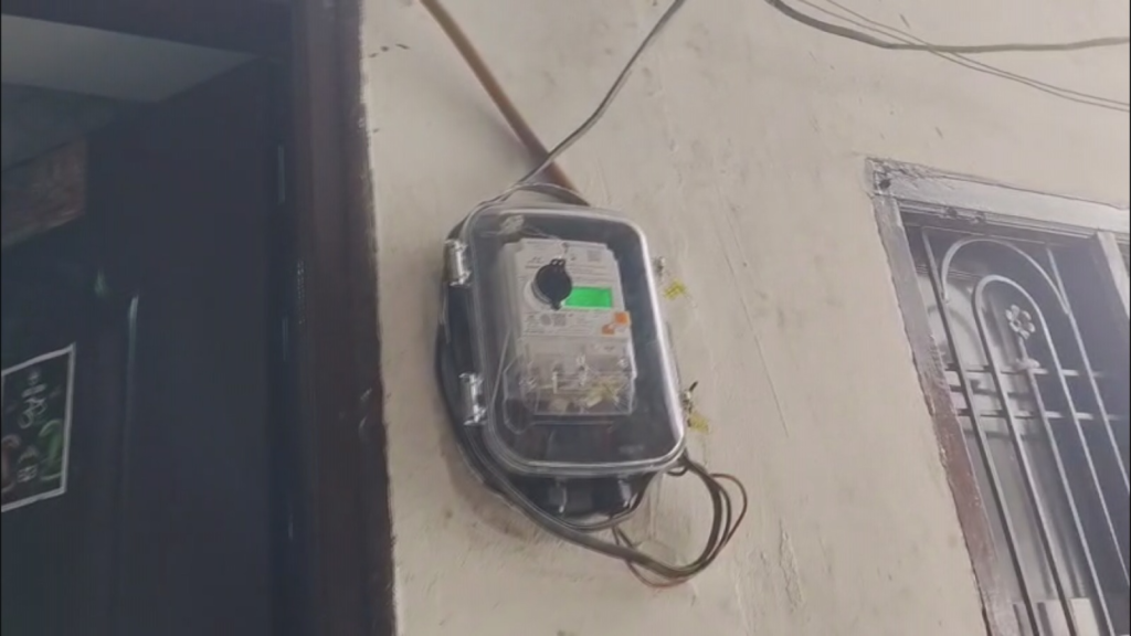 वाराणसी में बिना सूचना बदले जा रहे स्मार्ट मीटर, लोगों में बढ़ा आक्रोश