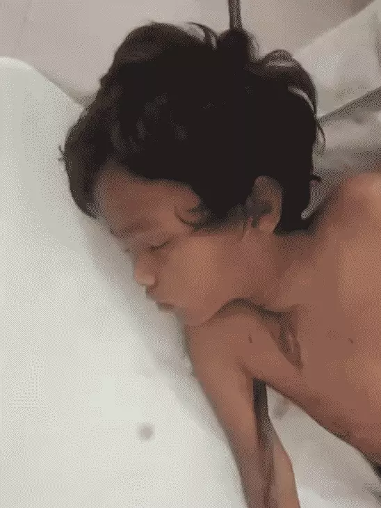 गोरखपुर में दर्दनाक हादसा: पतंग उड़ाते समय किशोर सरिया पर गिरा, सर्जरी से बची जान