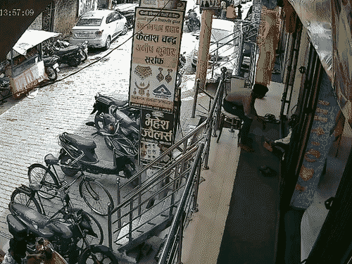 अयोध्या में बुर्का पहनकर ज्वेलरी शॉप से 3.6 लाख की लूट, युवती और बॉयफ्रेंड गिरफ्तार