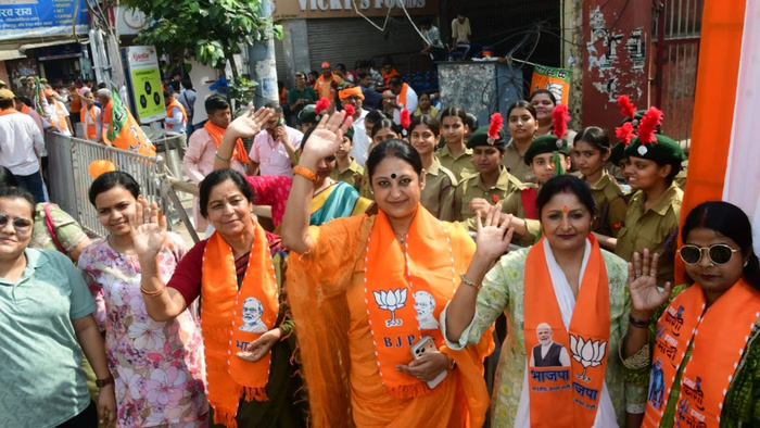 काशी में उमड़ा जनसैलाब: पीएम Narendra Modi के 14 किमी लंबे रोड शो में दिखा अभूतपूर्व उत्साह