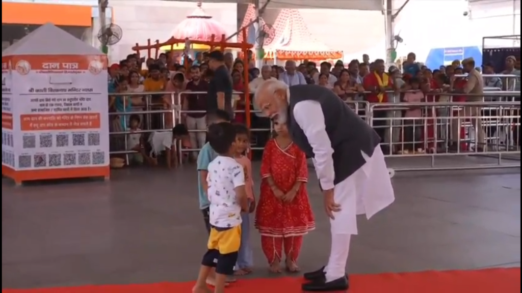 काशी में मोदी का दर्शन-पूजन: 20 मिनट गर्भगृह में साधना, बाहर निकले तो त्रिशूल-डमरू थामकर दिया अलग संदेश