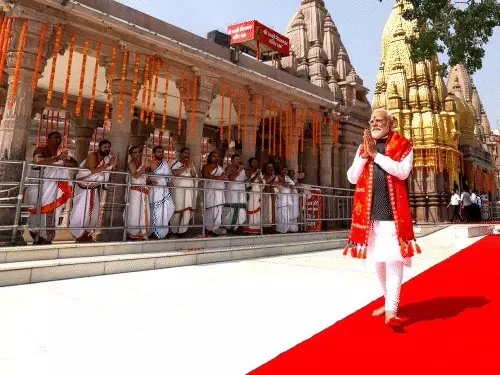 काशी में मोदी का दर्शन-पूजन: 20 मिनट गर्भगृह में साधना, बाहर निकले तो त्रिशूल-डमरू थामकर दिया अलग संदेश