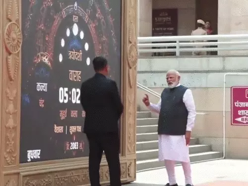 काशी में मोदी का दर्शन-पूजन: 20 मिनट गर्भगृह में साधना, बाहर निकले तो त्रिशूल-डमरू थामकर दिया अलग संदेश