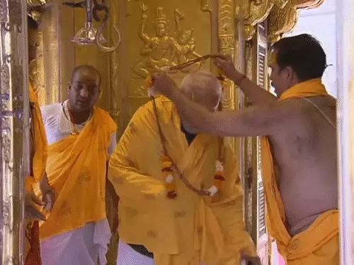 काशी में मोदी का दर्शन-पूजन: 20 मिनट गर्भगृह में साधना, बाहर निकले तो त्रिशूल-डमरू थामकर दिया अलग संदेश