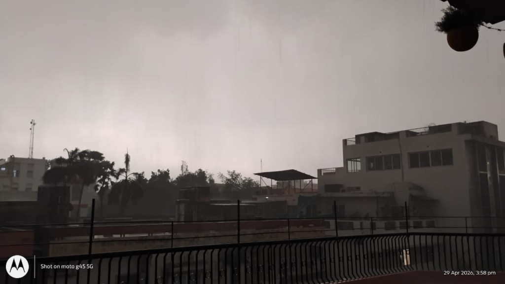 वाराणसी-पूर्वांचल में मौसम का कहर: कई इलाकों में तेज आंधी-बारिश के साथ गिरे ओले, दोपहर में घने बादलों से छाया अंधेरा