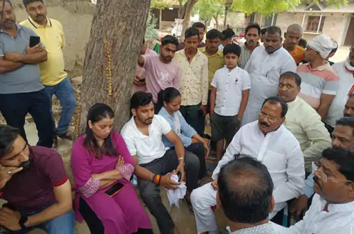 वाराणसी में व्यापारी की हत्या पर सियासत गरम, गांव जाने से रोके जाने पर सपा नेताओं का धरना