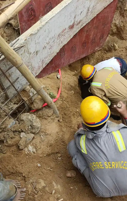 लखनऊ में निर्माणाधीन अस्पताल की दीवार धंसी, इमारत गिरने से मजदूर की मौत, फायर ब्रिगेड का रेस्क्यू ऑपरेशन जारी