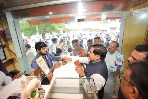 काशी में CM मोहन यादव का आम अंदाज़, राम भंडार में बैठकर खाई कचौड़ी-लस्सी