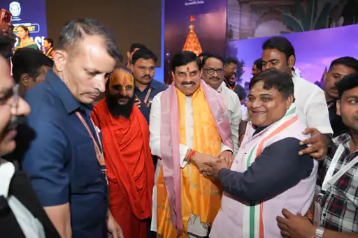 काशी में CM मोहन यादव का आम अंदाज़, राम भंडार में बैठकर खाई कचौड़ी-लस्सी