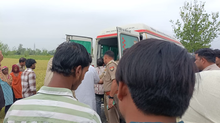 हैदरनगर मार्ग पर स्कूल बस और मोटरसाइकिल की भीषण टक्कर, पिता और दो बच्चों की मौत