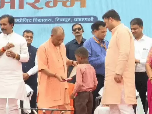 मुख्यमंत्री ने बच्चों को अपने हाथों से भोजन परोसा और स्कूल आने की दी प्रेरणा