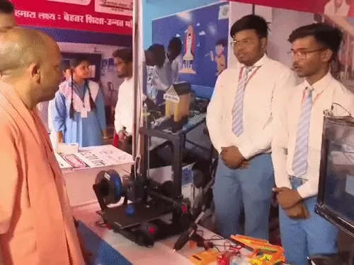 मुख्यमंत्री ने बच्चों को अपने हाथों से भोजन परोसा और स्कूल आने की दी प्रेरणा