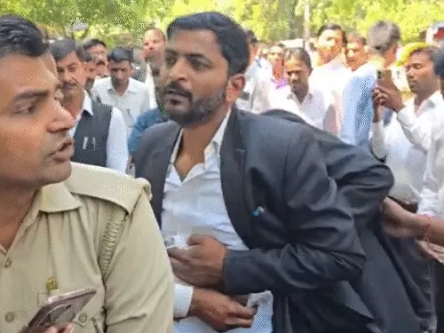 लखीमपुर खीरी कोर्ट परिसर में गोलीकांड: जमीन विवाद में वकील ने साथी पर चलाई गोली