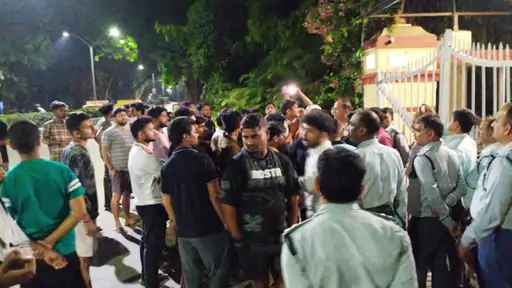 बीएचयू में हॉस्टल विवाद पर बवाल, छात्रों ने कुलपति आवास के बाहर जताया विरोध