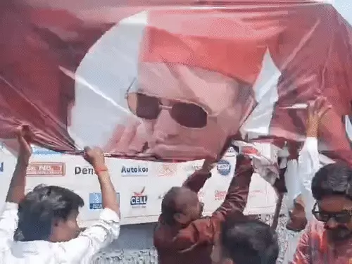 लखनऊ में होर्डिंग विवाद, सपा कार्यकर्ता सड़कों पर उतरे