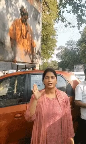 लखनऊ में होर्डिंग विवाद, सपा कार्यकर्ता सड़कों पर उतरे