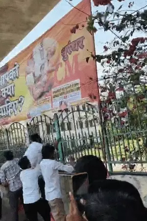 लखनऊ में होर्डिंग विवाद, सपा कार्यकर्ता सड़कों पर उतरे