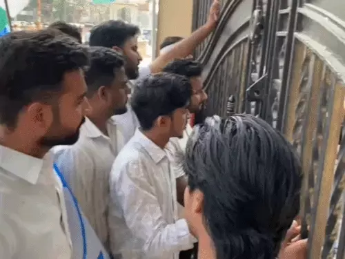 छात्र मुद्दों पर NSUI का प्रदर्शन, साइकिल यात्रा के दौरान काशी विद्यापीठ पर रोके गए कार्यकर्ता