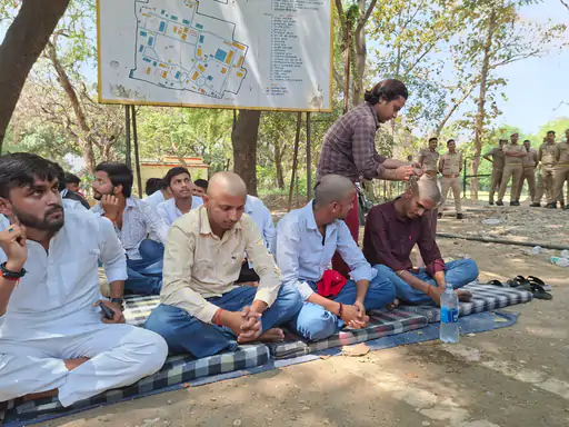 वाराणसी में छात्रों का अनोखा प्रदर्शन: उदय प्रताप कॉलेज में मुंडन कर जताया प्रिंसिपल के खिलाफ विरोध