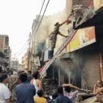 कानपुर में भीषण आग: 3 दुकानें जलीं, एक ही परिवार के 6 लोग चपेट में