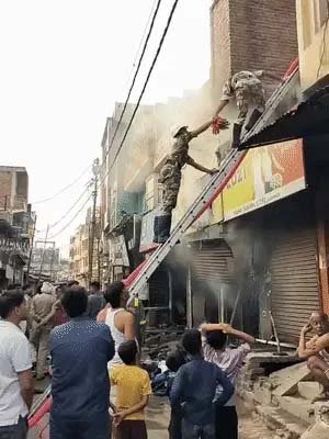 कानपुर में भीषण आग: 3 दुकानें जलीं, एक ही परिवार के 6 लोग चपेट में