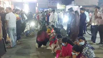 PM रैली में बिगड़े हालात: धूप-घुटन से नर्सिंग छात्राएं बेहोश, सुंदरपुर-लंका रोड जाम